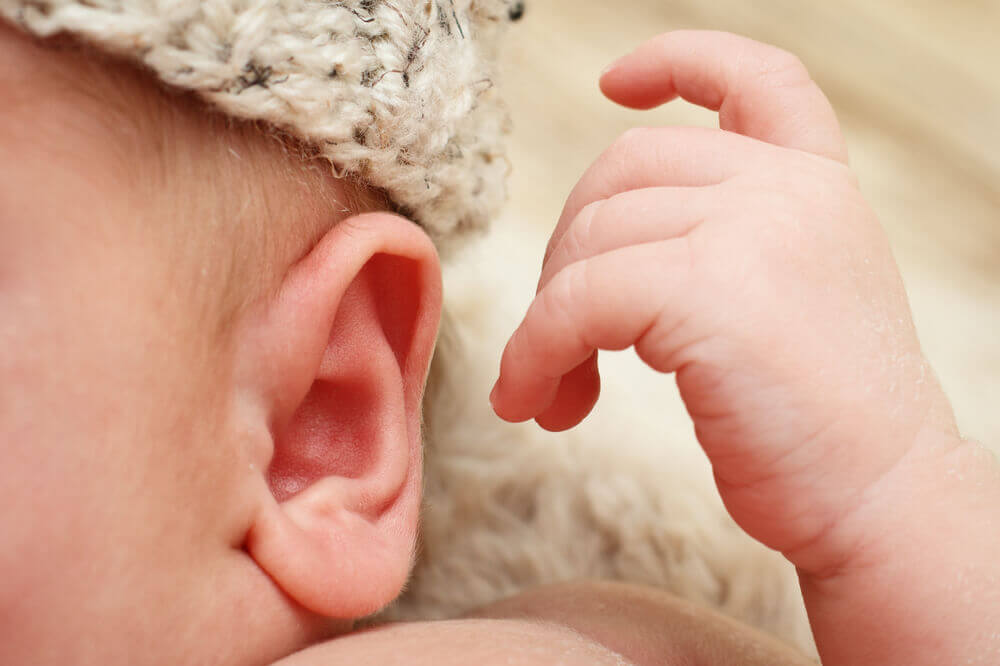Ohr eines Säuglings zum Thema Hörscreening bei Neugeborenen