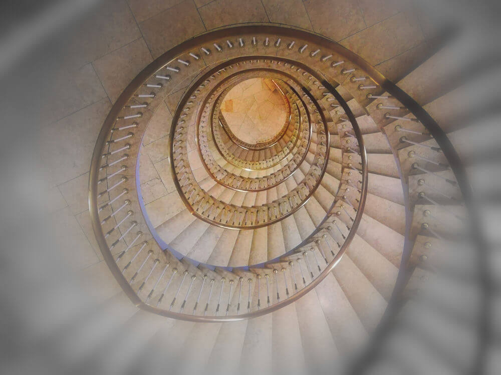 Abbildung einer spiralförmigen Treppe zur Veranschaulichung des Schwindelgefühls